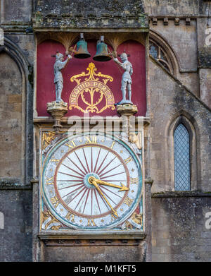 Xive siècle Wells cathedral réveil sur le côté nord du bâtiment - dit être la deuxième horloge fonctionnant en continu en Bretagne Banque D'Images