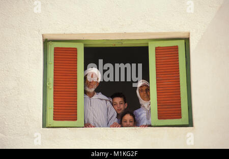 Le Maroc. Kassita. Montagnes du Rif. Famille de tribu berbère (grand-père, la grand-mère et 2 enfants) à la fenêtre de sortie. Banque D'Images