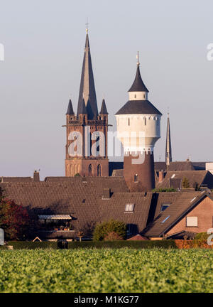 Krefeld-Hüls, Katholische Pfarrkirche St. Cyriakus, Davor der Wasserturm Banque D'Images