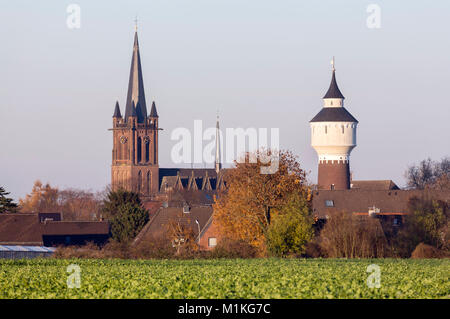 Krefeld-Hüls, Katholische Pfarrkirche St. Cyriakus, Davor der Wasserturm Banque D'Images