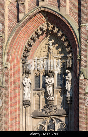 Krefeld-Hüls, Katholische Pfarrkirche St. Cyriakus, Westportal, Figuren über dem Eingang Banque D'Images