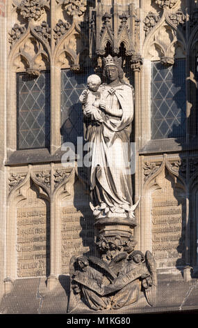 Krefeld-Hüls, Katholische Pfarrkirche St. Cyriakus, Westportal Marienfigur, über dem Eingang Banque D'Images