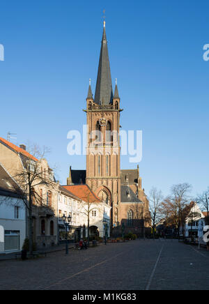 Krefeld-Hüls, Katholische Pfarrkirche St. Cyriakus von Westen, Blick über den Markt Banque D'Images