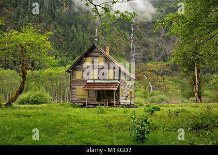 WASHINGTON - l'historique Chalet vallée enchantée, déplacé en 2015 à l'empêcher d'être emportée par la rivière Quinault dans le parc national Olympic. Banque D'Images