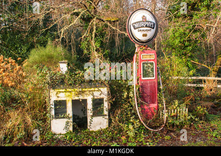 Une vieille pompe à essence désaffectée, l'affichage de la publicité, murphys Beara, comté de Kerry, Irlande - John Gollop Banque D'Images