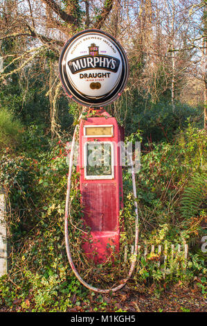 Une vieille pompe à essence désaffectée, l'affichage de la publicité, murphys Beara, comté de Kerry, Irlande - John Gollop Banque D'Images