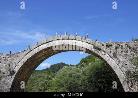 Pont en pierre voûtée Kalogeriko Zagoria Grèce Banque D'Images