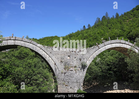 Vieux pont en pierre voûtée Kalogeriko détail Zagoria Grèce Banque D'Images