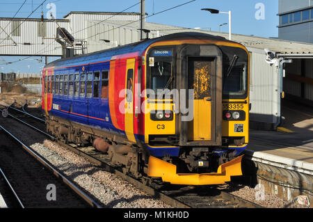 East Midlands Trains Class 153 unité unique autorail diesel attend à Peterborough gare avec un train de Lincoln Banque D'Images