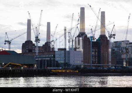 Londres, Royaume-Uni. 30Th Jan, 2018. Grues de construction lumineux entourent Battersea powerstation au coucher du soleil. Sir Giles Gilbert Scott, immeuble Art Déco monumental est d'être transformé en un parc de 17 hectares qui abritera l'Apple campus britannique et un immeuble conçu par Frank Gehry. Credit : Mark Kerrison/Alamy Live News Banque D'Images