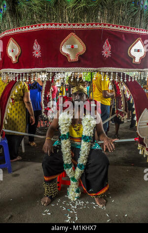 KUALA LUMPUR, MALAISIE - 30 janvier : un dévot hindou avec un Kavadi près de les Grottes de Batu temple à Kuala Lumpur le 30 janvier 2018. Participer à l'hindoue malaisien hindou annuel festival de l'action dans lequel les dévots se soumettre à des rituels douloureux à une manifestation de foi et de pénitence en l'honneur de Lord Murugan, hindou célébré en Malaisie Thaipusam commencer le Jan 28 jusqu'à 31 cette année. Credit : Samsul dit/AFLO/Alamy Live News Banque D'Images