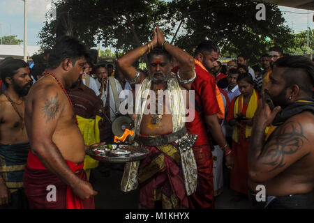 KUALA LUMPUR, MALAISIE - 30 janvier : un dévot hindou effectuer une prière près des Grottes de Batu temple pendant Thaipusam fêtes à Kuala Lumpur le 30 janvier 2018. Participer à l'hindoue malaisien hindou annuel festival de l'action dans lequel les dévots se soumettre à des rituels douloureux à une manifestation de foi et de pénitence en l'honneur de Lord Murugan, hindou célébré en Malaisie Thaipusam commencer le Jan 28 jusqu'à 31 cette année. Credit : Samsul dit/AFLO/Alamy Live News Banque D'Images