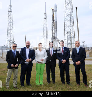 Cap Canaveral, USA. 30Th Jan, 2018. Des représentants du gouvernement luxembourgeois et ses posent près d'une fusée SpaceX Falcon 9 GovSat avec L-1 communications satellite charge utile le 30 janvier 2018 à Cap Canaveral Air Force Station en Floride. Le GovSat-1 mission est une entreprise conjointe par le gouvernement du Luxembourg et SES, l'un des plus grands opérateurs de satellites commerciaux, basée au Luxembourg. Crédit : Paul Hennessy/Alamy Live News Banque D'Images