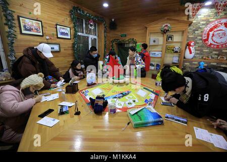 Mohe, la province de Heilongjiang. 29 janvier, 2018. Les touristes d'écrire des cartes postales au bureau de poste dans le village de Beiji Mohe comté, la province du nord-est de la Chine, le 29 janvier 2018. Le bureau de poste de Village Beiji, construit en 1953, est la plus septentrionale des postes en Chine. Credit : Wang Kai/Xinhua/Alamy Live News Banque D'Images