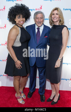 New York, États-Unis. 30Th Jan, 2018. New York, NY - 30 janvier 2018 : Nous McDonald, Tony Bennett, Susan Benedetto assister à la découverte des Arts 11e gala annuel au bal Ziegfeld Crédit : lev radin/Alamy Live News Banque D'Images