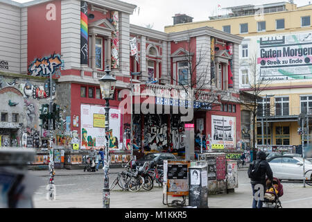 Hambourg, Allemagne. 30Th Jan, 2018. Vue sur la Rote Flora bâtiment dans le quartier Schanzen à Hambourg, Allemagne, 30 janvier 2018. Près de sept mois après les remontées au sommet du G20, des représentants de la citoyenneté de Hambourg sont en train de débattre des questions concernant le centre de communication de gauche. Photo : Markus Scholz/dpa/Alamy Live News Banque D'Images