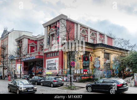 Hambourg, Allemagne. 30Th Jan, 2018. Vue sur la Rote Flora bâtiment dans le quartier Schanzen à Hambourg, Allemagne, 30 janvier 2018. Près de sept mois après les remontées au sommet du G20, des représentants de la citoyenneté de Hambourg sont en train de débattre des questions concernant le centre de communication de gauche. Photo : Markus Scholz/dpa/Alamy Live News Banque D'Images