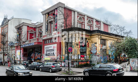 Hambourg, Allemagne. 30Th Jan, 2018. Vue sur la Rote Flora bâtiment dans le quartier Schanzen à Hambourg, Allemagne, 30 janvier 2018. Près de sept mois après les remontées au sommet du G20, des représentants de la citoyenneté de Hambourg sont en train de débattre des questions concernant le centre de communication de gauche. Photo : Markus Scholz/dpa/Alamy Live News Banque D'Images