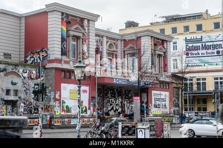 Hambourg, Allemagne. 30Th Jan, 2018. Vue sur la Rote Flora bâtiment dans le quartier Schanzen à Hambourg, Allemagne, 30 janvier 2018. Près de sept mois après les remontées au sommet du G20, des représentants de la citoyenneté de Hambourg sont en train de débattre des questions concernant le centre de communication de gauche. Photo : Markus Scholz/dpa/Alamy Live News Banque D'Images