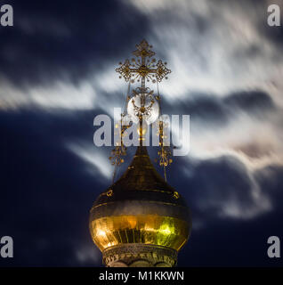 Darmstadt, Allemagne. 30Th Jan, 2018. La chapelle russe peut être vu sous une pleine lune recouvert d'un mince voile de nuages à l'Mathildenhoehe à Darmstadt, Allemagne, 30 janvier 2018. (Photographié avec une longue exposition). Crédit : Frank Rumpenhorst/dpa/Alamy Live News Banque D'Images