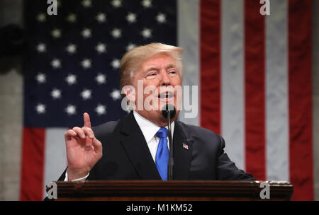 Washington, DC, USA. 30Th Jan, 2018. Le président américain, Donald J. Trump offre l'état de l'Union dans la chambre de la Chambre des représentants des États-Unis le 30 janvier 2018 à Washington, DC. C'est le premier État de l'Union proposée par le président américain Donald Trump et sa deuxième session conjointe du Congrès à l'adresse. Mc Namee Crédit : Win/piscine par cnp/media/Alamy Punch Live News Banque D'Images