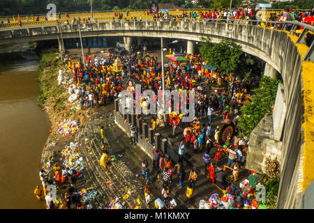 Kuala Lumpur, Malaisie. Jan 31, 2018. Un point de vue d'ensemble depuis le sommet où faire un dévot hindou derniers préparatifs avant le démarrage pilmage à Batu Cave temple pendant Thaipusam fêtes à Kuala Lumpur le 31 janvier 2018. Participer à l'hindoue malaisien hindou annuel festival de l'action dans lequel les dévots se soumettre à des rituels douloureux à une manifestation de foi et de pénitence en l'honneur de Lord Murugan, hindou célébré en Malaisie Thaipusam commencer le Jan 28 jusqu'à 31 cette année. Credit : Samsul dit/AFLO/Alamy Live News Banque D'Images