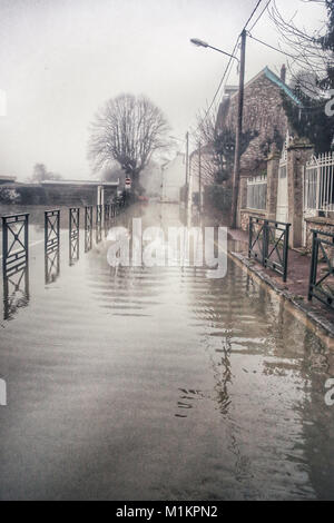 Sandrine Huet / Le Pictorium - La Seine inondation, Janvier 2018 - 27/01/2018 - France / Ile-de-France (région) / Soisy sur Seine - Village de Soisy sur Seine, Essonne. L'eau de la rivière est passé de 25 au 29 janvier 2018. De nombreuses maisons ont dû être évacués en raison de l'inondation.La Seine a atteint son plus haut point à la gare de Corbeil Essonne dans la nuit de dimanche 28 et lundi 29 janvier 2018, avec une crête de 4,56 m, un peu plus bas que la dernière inondation en juin 2016 Banque D'Images