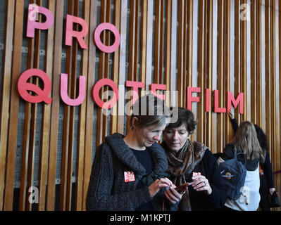 Berlin, Allemagne. Jan 31, 2018. Les femmes sont photographiées sous les termes 'pro' Film Citation sur le mur du cinéma Cosmos dans Berlin, Allemagne, 31 janvier 2018. La nouvelle association des femmes de tous les pays de l'industrie du film va élargir le travail d'autrefois uniquement femmes luttant pour l'égalité. Crédit : Bernd Settnik/dpa-Zentralbild/dpa/Alamy Live News Banque D'Images