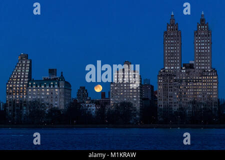 New York, USA, 31 janvier 2018. Le début d'une éclipse lunaire est constaté au début de la ville de New York le 31 janvier 2018. Une rare coïncidence d'une lune bleue, supermoon et éclipse lunaire totale provoque un "sang" moon - un événement qui n'a pas produit depuis plus de 150 ans. Photo par Enrique Shore/Alamy Live News Banque D'Images