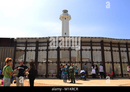 12 août 2017 - San Diego, Californie, États-Unis - Les visiteurs passent de temps dans la partie américaine si la frontière entre les États-Unis et le Mexique près de San Diego en Californie..D'après le U.S. Customs and Border Protection, il y a au moins 580 kilomètres de barrières physiques à la place de diviser les États-Unis et le Mexique en 2009. Le Trump administration veut mesure les obstacles à couvrir l'ensemble de 1989 milles de longueur totale de la frontière entre les deux pays. (Crédit Image : © Sevilay Kelek/SOPA via Zuma sur le fil) Banque D'Images