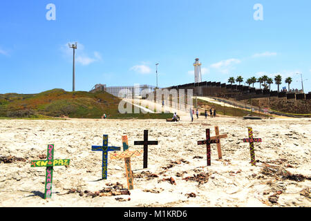 13 août 2017 - San Diego, Californie, États-Unis - traverse vu au cimetière mexicain à San Diego frontière..D'après le U.S. Customs and Border Protection, il y a au moins 580 kilomètres de barrières physiques à la place de diviser les États-Unis et le Mexique en 2009. Le Trump administration veut mesure les obstacles à couvrir l'ensemble de 1989 milles de longueur totale de la frontière entre les deux pays. (Crédit Image : © Sevilay Kelek/SOPA via Zuma sur le fil) Banque D'Images