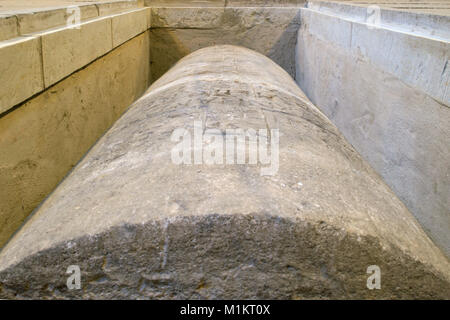 Halberstadt, Allemagne. 30Th Jan, 2018. Le sarcophage de l'évêque Bernhard peut être vu dans le sol de la cathédrale de Halberstadt, Allemagne, 30 janvier 2018. Le 03 janvier est l'anniversaire de la mort 1050th clerc. Le sarcophage peut maintenant être visité, bien que généralement stockés sous des planches de bois. Credit : Klaus-Dietmar Gabbert/dpa-Zentralbild/dpa/Alamy Live News Banque D'Images