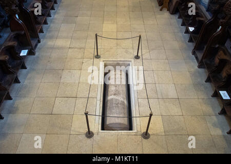 Halberstadt, Allemagne. 30Th Jan, 2018. Le sarcophage de l'évêque Bernhard peut être vu dans le sol de la cathédrale de Halberstadt, Allemagne, 30 janvier 2018. Le 03 janvier est l'anniversaire de la mort 1050th clerc. Le sarcophage peut maintenant être visité, bien que généralement stockés sous des planches de bois. Credit : Klaus-Dietmar Gabbert/dpa-Zentralbild/dpa/Alamy Live News Banque D'Images