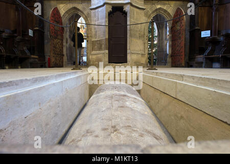 Halberstadt, Allemagne. 30Th Jan, 2018. Le sarcophage de l'évêque Bernhard peut être vu dans le sol de la cathédrale de Halberstadt, Allemagne, 30 janvier 2018. Le 03 janvier est l'anniversaire de la mort 1050th clerc. Le sarcophage peut maintenant être visité, bien que généralement stockés sous des planches de bois. Credit : Klaus-Dietmar Gabbert/dpa-Zentralbild/dpa/Alamy Live News Banque D'Images