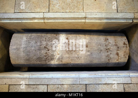 Halberstadt, Allemagne. 30Th Jan, 2018. Le sarcophage de l'évêque Bernhard peut être vu dans le sol de la cathédrale de Halberstadt, Allemagne, 30 janvier 2018. Le 03 janvier est l'anniversaire de la mort 1050th clerc. Le sarcophage peut maintenant être visité, bien que généralement stockés sous des planches de bois. Credit : Klaus-Dietmar Gabbert/dpa-Zentralbild/dpa/Alamy Live News Banque D'Images