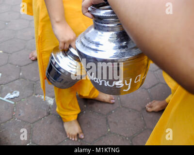 Kuala Lumpur, Malaisie. Jan 31, 2018. Les dévots vont apporter leur propre pot à lait et ils vont marcher pieds nus le long de la journée.Thaipusam Thaipusam est un festival célèbre sainte par les communautés tamoules pour commémorer l'occasion quand Parvati Murugan a donné un '' 'vel' ou la lance de vaincre le diable, démon Soorapadman. Les festivals sont célébrés à la pleine lune dans le mois tamoul de '' 'Thai' qu'habituellement tenu le mois de janvier ou février. ''' Ou 'Kavadi attam connu sous le nom de la danse est le fardeau des sacrifices et de cérémonie offrant effectuées par les dévots pendant le culte de Murugan. (Crédit photo : ZUMA Banque D'Images