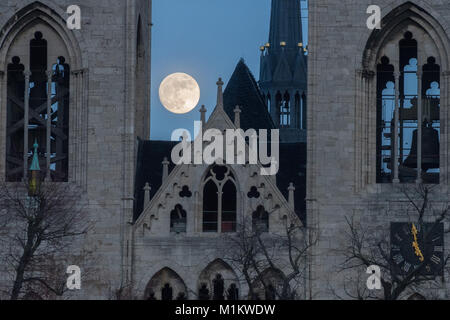 Halberstadt, Allemagne. 30Th Jan, 2018. La lune apparaît derrière la cathédrale de Halberstadt, Allemagne, 30 janvier 2018. Un super mooon a pour but d'augmenter au cours de l'Allemagne centrale abive après-midi. En raison du temps gris les chances sont faibles pour voir la super pleine lune. Credit : Klaus-Dietmar Gabbert/dpa-Zentralbild/dpa/Alamy Live News Banque D'Images