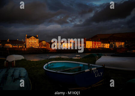 Aberaeron, West Wales, UK. 21 janvier, 2018. Météo britannique. Les hivers d'un coucher de soleil sur Aberaeron Crédit : andrew chittock/Alamy Live News Banque D'Images