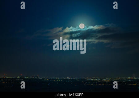 Birmingham, UK. 31 janvier, 2018. Une supermoon ou lune bleue apparaît sur les lumières de la ville de Birmingham, West Midlands. Peter Lopeman/Alamy Live News Banque D'Images