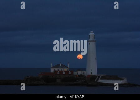 Whitley Bay, Tyne et Wear, Newcastle upon Tyne, Royaume-Uni Le 31 janvier, 2018 Supermoon/Bleu Lune/Lune de sang : Les plus grands et les plus brillants pleine lune de 2018. St Mary's Lighthouse en Whitley Bay, Tyne et Wear, Newcastle upon Tyne, Royaume-Uni, le 31 janvier 2018 .David Whinham/Alamy Live News Crédit : David Whinham/Alamy Live News Banque D'Images