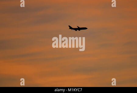 San Diego, CA, USA. 26 janvier, 2018. 26 janvier 2018 - San Diego, Californie, USA- un jet décolle de l'Aéroport International de San Diego au coucher du soleil à San Diego, CA, le 26 janvier 2018. Credit : KC Alfred/ZUMA/Alamy Fil Live News Banque D'Images