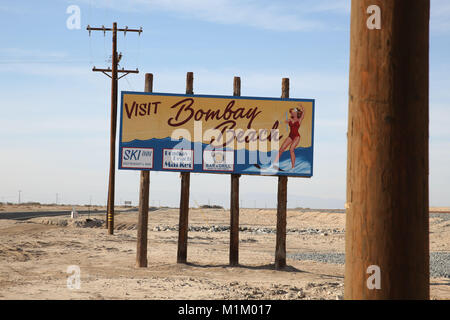Bombay Beach, Californie, USA. 11Th Feb 2016. Style des années 1950 panneau publicitaire pour Bombay Beach. Bombay Beach est une ville située dans la région de Imperial County, Californie du Sud. Il est situé sur le lac Salton et communautaire est le plus bas en Amérique, situé à 223 pieds (68 m) au-dessous du niveau de la mer. La population était de 295 au recensement de 2010. La Salton Sea est une solution saline, peu profond, le lac du rift endoréique situé directement sur la faille de San Andreas, principalement dans le sud de la Californie et de l'empire des vallées Coachella. Le point le plus profond de la mer est de 5 pi (1,5 m) plus haut que le point le plus bas de la vallée de la mort. L Banque D'Images