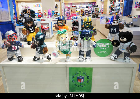 Minneapolis, Minnesota, USA. 31 janvier, 2018. Un affichage d'ours dans l'uniforme de football en l'honneur du Super Bowl de 2018, à la construction d'un atelier de l'ours dans le centre commercial Mall of America de Minneapolis, Minnesota, USA. Auteur : Gina Kelly/Alamy Live News Banque D'Images