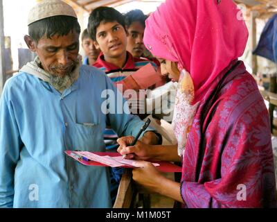 16 janvier 2018 - Cox's Bazar, Bangladesh - réfugiés rohingyas vu en cours d'enregistrement pour les fournitures d'aide.Même le Pape François n'a pas été autorisé à dire un mot '''' des rohingyas en Birmanie. Plus d'un million de réfugiés rohingyas qui ont été forcés de s'enfuit de l'État de Rakhine au Myanmar en août 2017 pour sauver leur vie de nettoyage ethnique vivent dans des conditions très de base dans les camps de réfugiés au Bangladesh et leur avenir est très incertain. Ils ont peur de rentrer chez eux - mais traité de rapatriement a été déjà signé pour les renvoyer dans leur pays où ils ne sont pas acceptés. (Crédit Image : © Jana Cavojs Banque D'Images