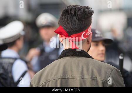 Stuttgart, Allemagne. 24 Jan, 2018. Un manifestant turc porte un bandana, lors d'une manifestation dans le centre-ville de Stuttgart, Allemagne, 24 janvier 2018. Credit : Marijan Murat/dpa/Alamy Live News Banque D'Images