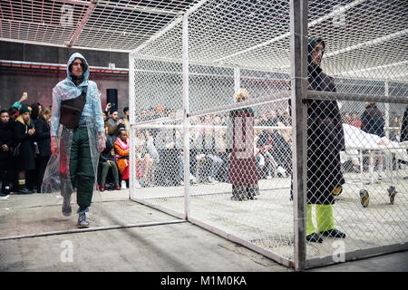 Copenhague, Danemark 31 janvier, 2018. A model du HAN Kjøbenhavn show présentant trois nouvelle collection Automne/Hiver 18 Au cours de la Fashion Week de Copenhague a/W18 Le spectacle a eu lieu dans un entrepôt conçu comme un hôpital psychiatrique dans une cage de fil de clôture. Credit : OJPHOTOS/Alamy Live News Banque D'Images
