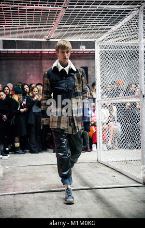 Copenhague, Danemark 31 janvier, 2018. A model du HAN Kjøbenhavn show présentant trois nouvelle collection Automne/Hiver 18 Au cours de la Fashion Week de Copenhague a/W18 Le spectacle a eu lieu dans un entrepôt conçu comme un hôpital psychiatrique dans une cage de fil de clôture. Credit : OJPHOTOS/Alamy Live News Banque D'Images