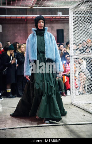 Copenhague, Danemark 31 janvier, 2018. A model du HAN Kjøbenhavn show présentant trois nouvelle collection Automne/Hiver 18 Au cours de la Fashion Week de Copenhague a/W18 Le spectacle a eu lieu dans un entrepôt conçu comme un hôpital psychiatrique dans une cage de fil de clôture. Credit : OJPHOTOS/Alamy Live News Banque D'Images