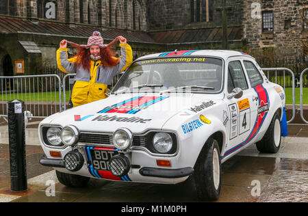 Paisley, Scotland, UK. 31 janvier, 2018. Lors d'une froide et parfois très humide Janvier 24, des milliers de spectateurs se sont rendus à l'abbaye de Paisley, Renfrewshire pour encourager l'arrêt nationaux et internationaux 79 arrivants sur le 2018 Rallye Monte Carlo Historique. L'image est de Lesley Roberts de Greenock et part time navigator pour le propriétaire de cette marque Ford Escort 1 Crédit : Findlay/Alamy Live News Banque D'Images