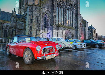 Paisley, Scotland, UK. 31 janvier, 2018. Lors d'une froide et parfois très humide Janvier 24, des milliers de spectateurs se sont rendus à l'abbaye de Paisley, Renfrewshire pour encourager l'arrêt nationaux et internationaux 79 arrivants sur le 2018 Rallye Monte Carlo Historique. Credit : Findlay/Alamy Live News Banque D'Images